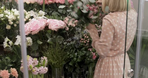 Florist Choosing, Picking, Adjusting Bunch Of Flowers. 스톡 동영상 124572355
