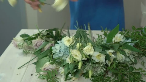 Florist composes the composition in the hat box close-up 4k. Stock Footage 80359767