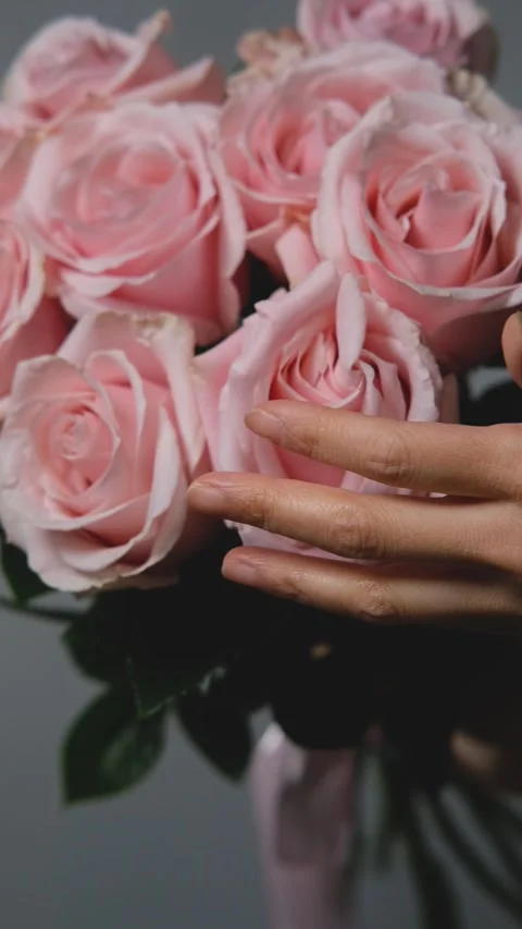 A florist creates a custom bouquet. Close-up of a bouquet of roses against a Stock-Footage 319525778