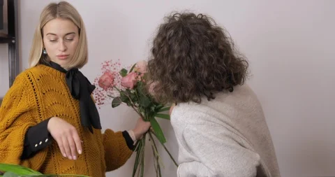 Florist Demonstrating How To Compose A Bouquet. Stock Footage 124563623