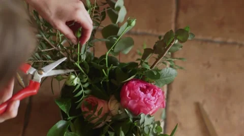 Florist making a red peonies.. Video stock 55904847