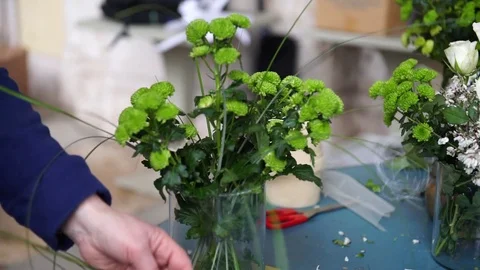 A florist preparing a centrepiece flower composition for the wedding c.. Video stock 74052585