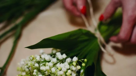 Florist Start Making Bouquet of Nice Spring Flowers. 스톡 동영상 63099467