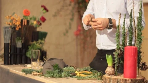 Florist working Stockbeeldmateriaal 57815983