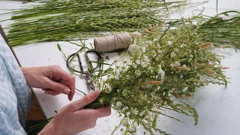 Floristic master class on weaving flower wreath for feast of Ivan Kupala. Foto stock