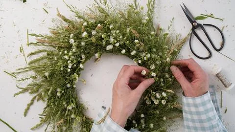 Floristic master class on weaving flower wreath for feast of Ivan Kupala. Foto stock