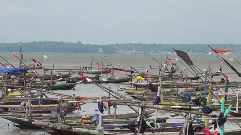 A flotilla of small fishing johnboat on the Java Sea 動画素材 315216214
