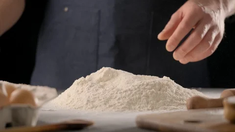 Flour falling from baker's hand 스톡 동영상 129904430