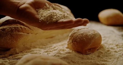 Flour falling on bread 動画素材 128325053