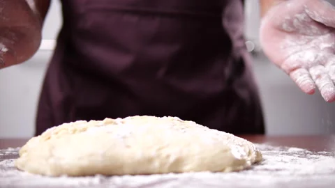 Flour falling from hand for making and prepares pizza dough Vídeo Stock 136075452