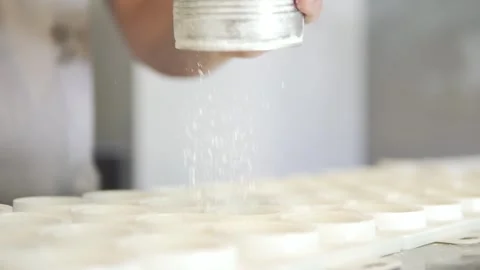 Flour falling slow motion Vídeos de archivo 246568839