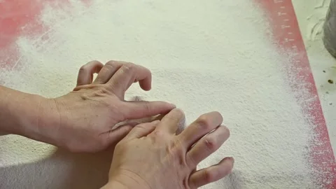Flour heart drawn by human hands on wooden table surface, 動画素材 338189369