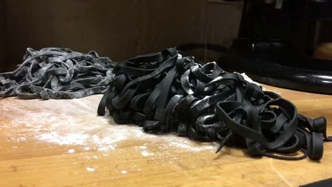 Flour on Squid Ink Pasta Close Up 動画素材 82212001