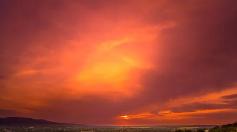 The flow of bright cloud against the sunset. Time lapse Video stock 62835182