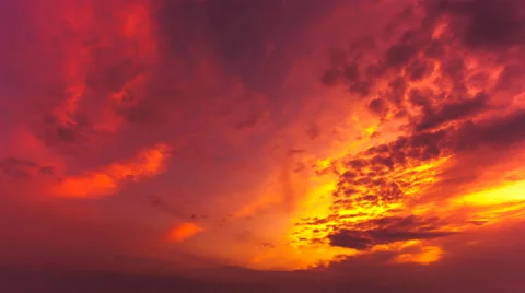 The flow of bright cloud against the sunset. Time lapse Video stock 62835559