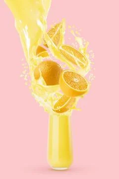 Flow of orange juice flowing into drinking glass, flying orange pieces, drops Foto stock