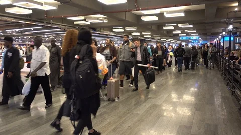 Flow of people. The passengers rush and fuss. Ataturk Airport. 스톡 동영상 87911233
