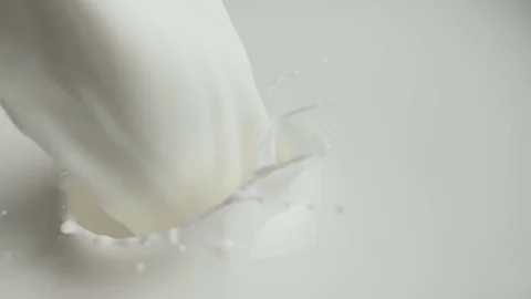 Flow Pouring Milk Splash With Bubbles Slow Motion Vídeos de archivo 72586338