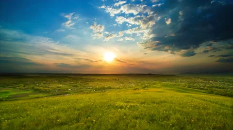 The flow of rain cloud over the city on the background of sunset Vidéo 62756078