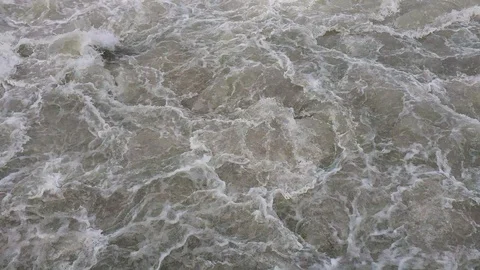 The flow of rapid mountain rivers. Chaotic movement of water bubbling after the Vídeo Stock 112599486