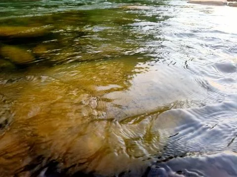 The flow of river water is clean and the water is clear Foto stock