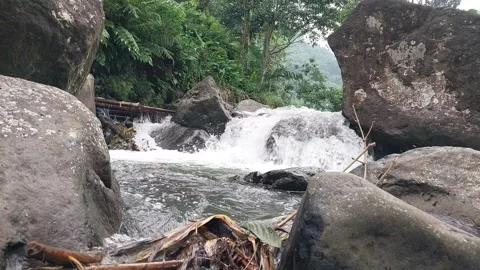 The flow of water flows fast in a clean river Video stock 303390292