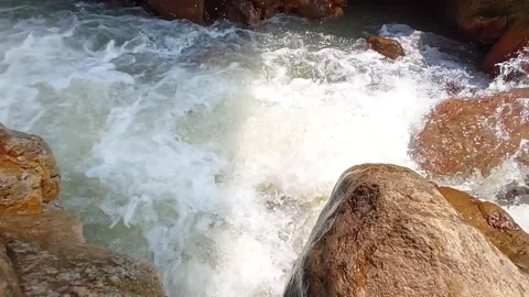 The flow of water flows fast in a clean river Video stock 303390320