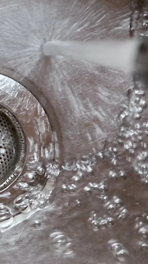 Flow of water in the sink - vertical 스톡 동영상 209619184
