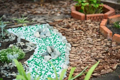 Flower bed border design at beautiful home garden Foto stock