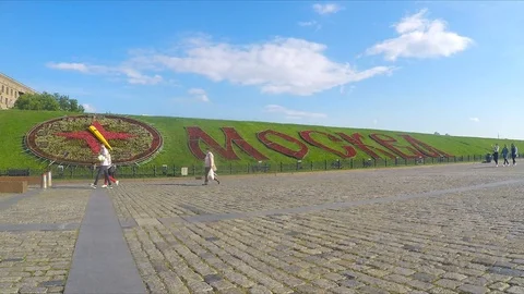 Flower bed in the form of clock in park Vidéo 82370978