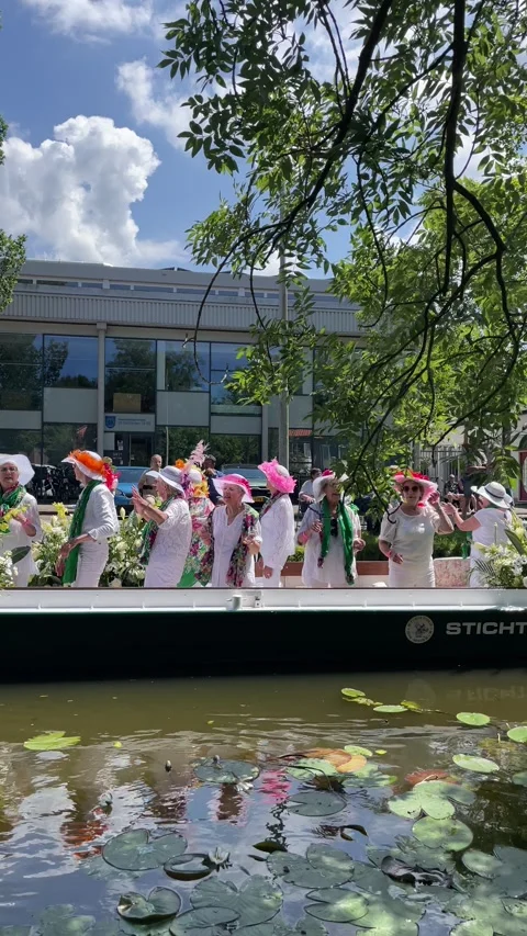 The flower boat with performance in the Varend Corso Westland flower parade Stockbeeldmateriaal 304391673