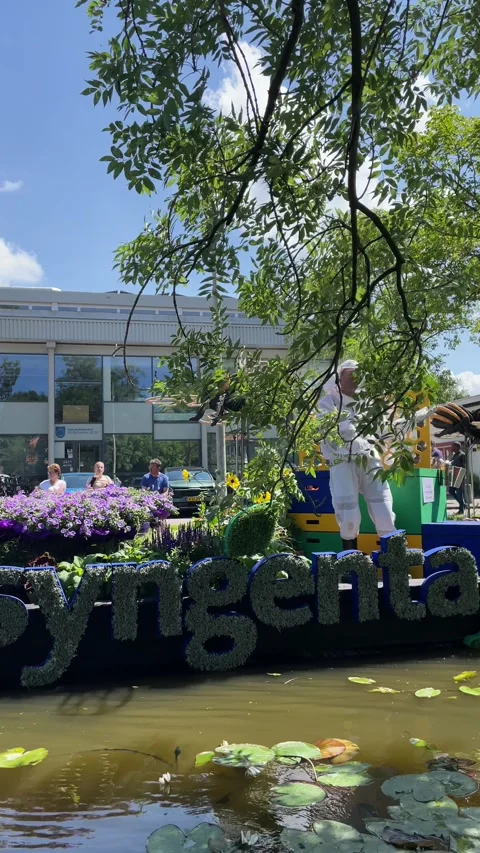 The flower boat with performance in the Varend Corso Westland flower parade Stockbeeldmateriaal 304391675