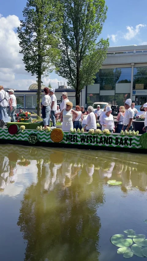 The flower boat with performance in the Varend Corso Westland flower parade Stockbeeldmateriaal 304391676