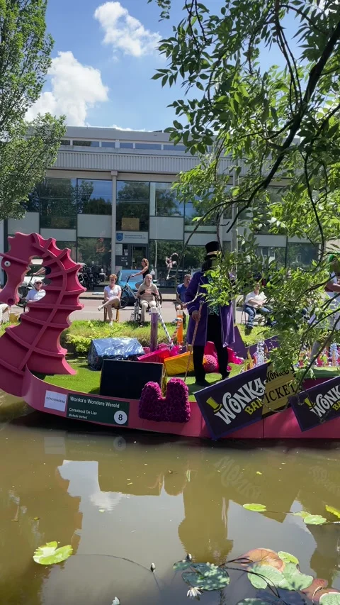 The flower boat with performance in the Varend Corso Westland flower parade Stockbeeldmateriaal 304391677