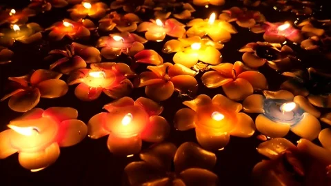 Flower candles floating on water 스톡 동영상 120380702