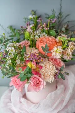 Flower composition in the pink box on table Foto stock