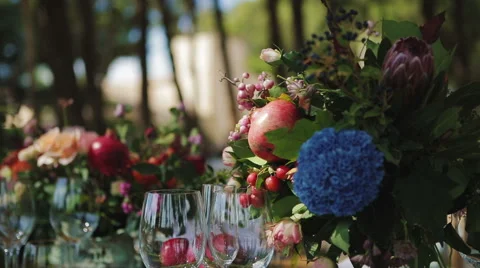 Flower decorations on the wedding tables Vidéo 59840578