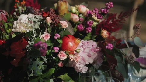 Flower decorations on the wedding tables Vidéo 59860282