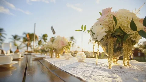 Flower decorations on the wedding tables under blue sky on resort hyatt,maui Stock Footage 101117628