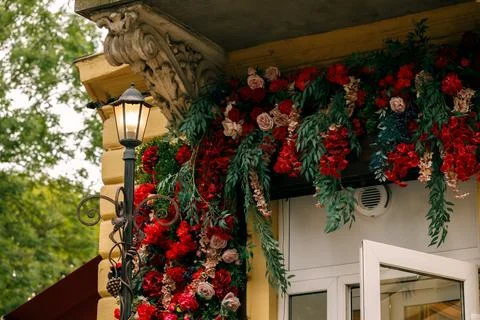 Flower decorative frame element around door shop entrance vintage aesthetic l Foto stock
