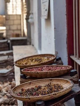 Flower petals drying in baskets. Foto stock