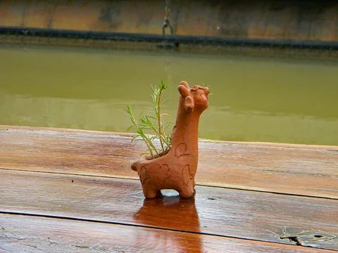 Flower pot in the form of a giraffe on the table Foto stock