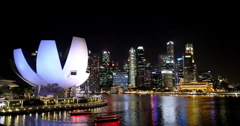 Flower-shaped ArtScience Museum and modern skyscrapers of Singapore reflected in Video stock 305114388