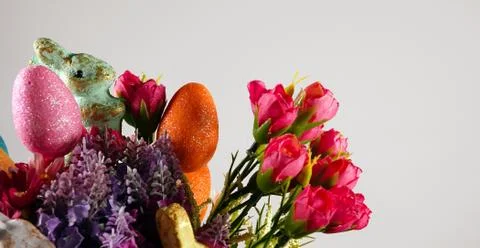 Flowers and Easter Paschal Eggs 库存照片
