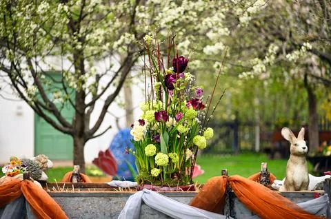 Flowers and figures of Easter rabbits in the countryside 스톡 사진