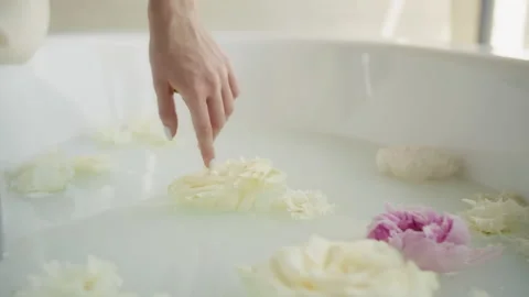 Flowers in a bathtub Video stock 170509306