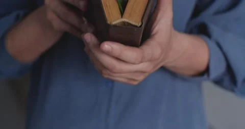 Flowers in book Stockbeeldmateriaal 197110518