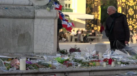 Flowers, candles, notes in tribute to victims terrorist attacks 13/11 in Paris 5 Video stock 57237979