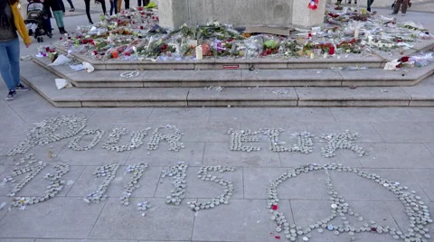 Flowers, candles, notes in tribute to victims terrorist attacks 13/11 in Paris 4 Video stock 57238625