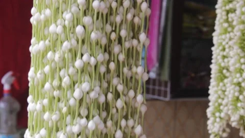 Flowers in  long string  hung in shop for sale 스톡 동영상 140519585